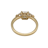 04_IHRSCHMUCK_Solitär Verlobungsring, 750er Gelbgold mit mittigem Emerald Stein und seitlichen Triangle Steinen