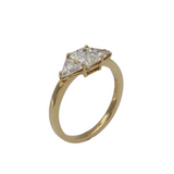 01_IHRSCHMUCK_Solitär Verlobungsring, 750er Gelbgold mit mittigem Emerald Stein und seitlichen Triangle Steinen 