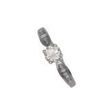 03_IHRSCHMUCK_Solitär Verlobungsring Vorsteckring, 750er Weißgold, Brillant round cut und Diamanten Seitlich