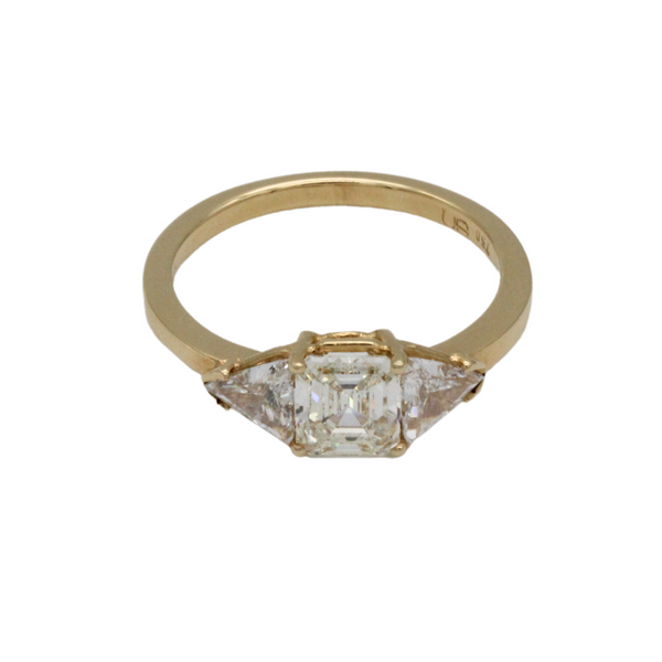 02_IHRSCHMUCK_Solitär Verlobungsring, 750er Gelbgold mit mittigem Emerald Stein und seitlichen Triangle Steinen 