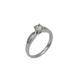 02_IHRSCHMUCK_Solitär Verlobungsring Vorsteckring, 750er Weißgold, Brillant round cut und Diamanten Seitlich